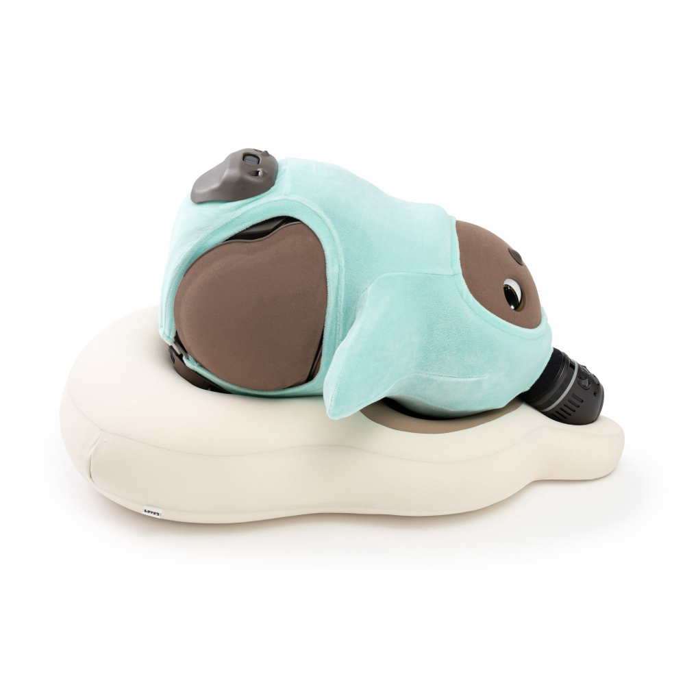 お着替えクッションに寝転がるLOVOT