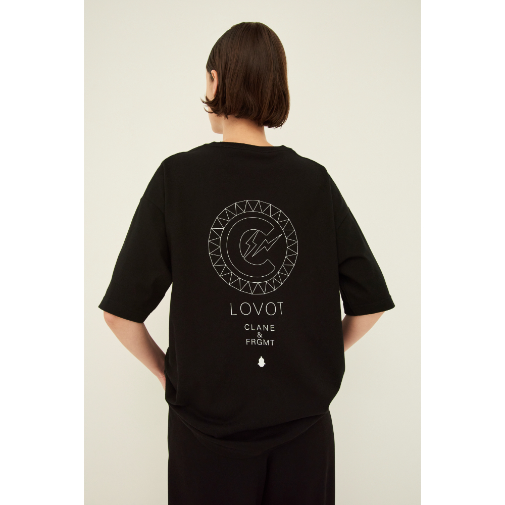 CLANE×FRAGMENT LOGO TEE(ブラック/ヒト) | LOVOT ウェブストア