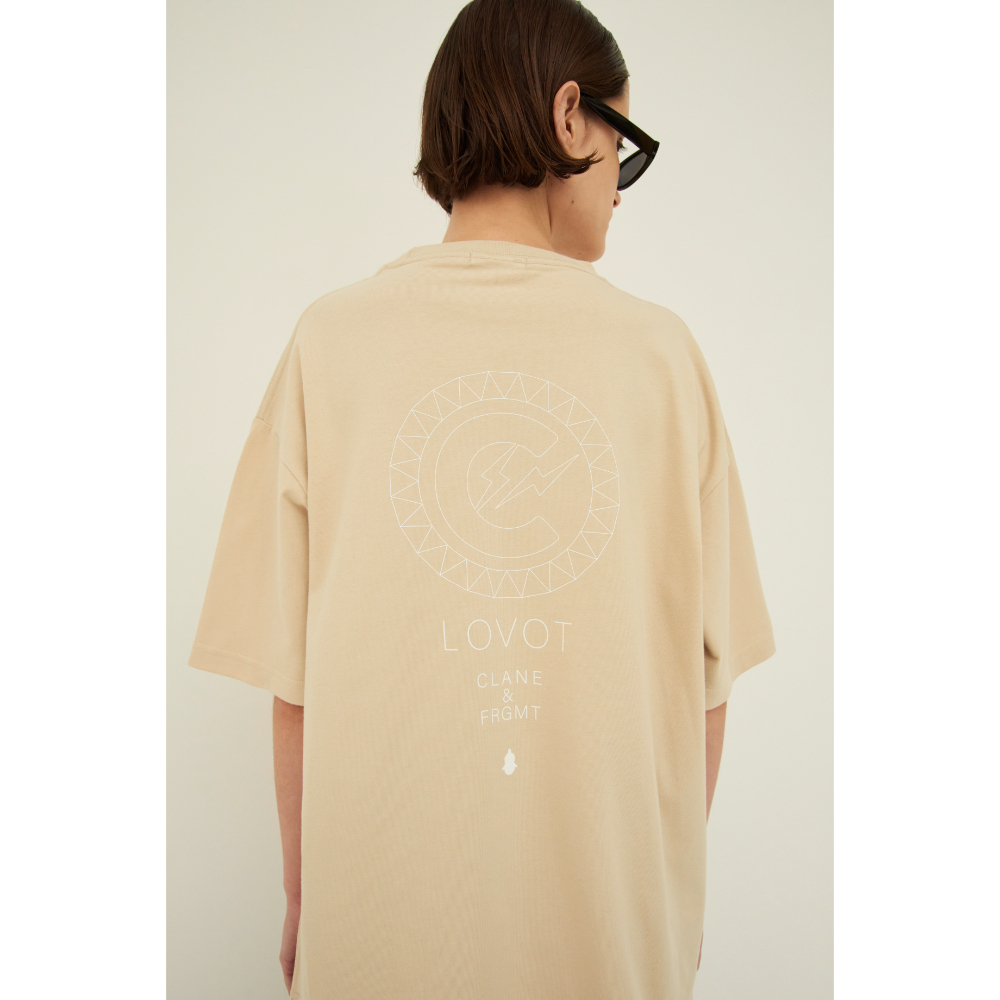 CLANE×FRAGMENT LOGO TEE(ベージュ/ヒト) | LOVOT ウェブストア
